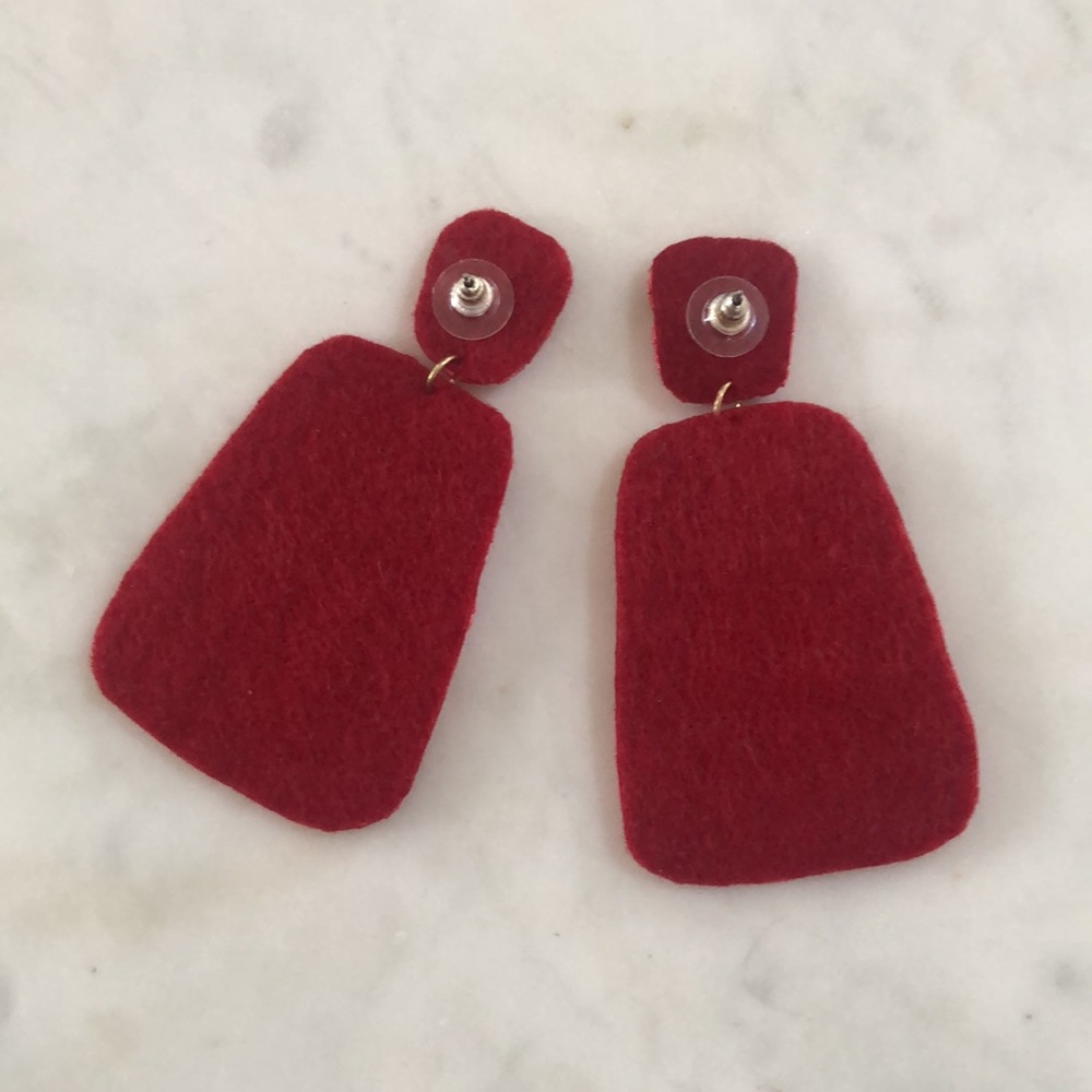 Red beaded dangle earrings - Picture 2 of 2